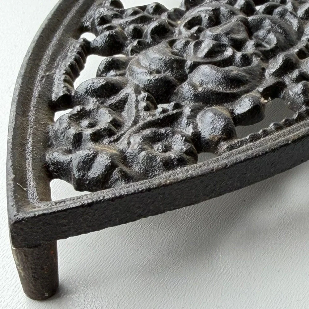 Vintage‎ Cast Iron Trivet Ornate Crest Shield Floral Scroll French Old World